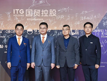 先上热搜再上金鸡红毯礼，盈趣科技轮值“总裁CP”携机器人走上红毯